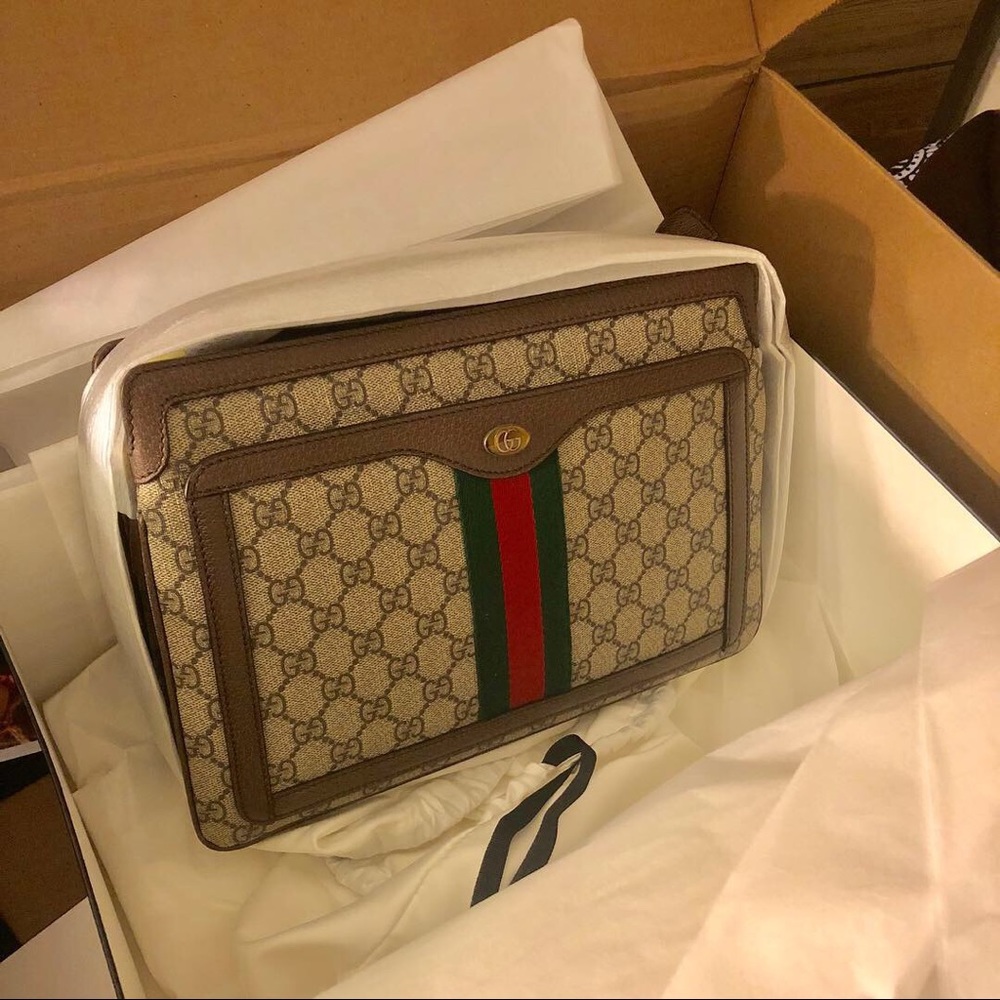 GG Supreme medium shoulder bag.